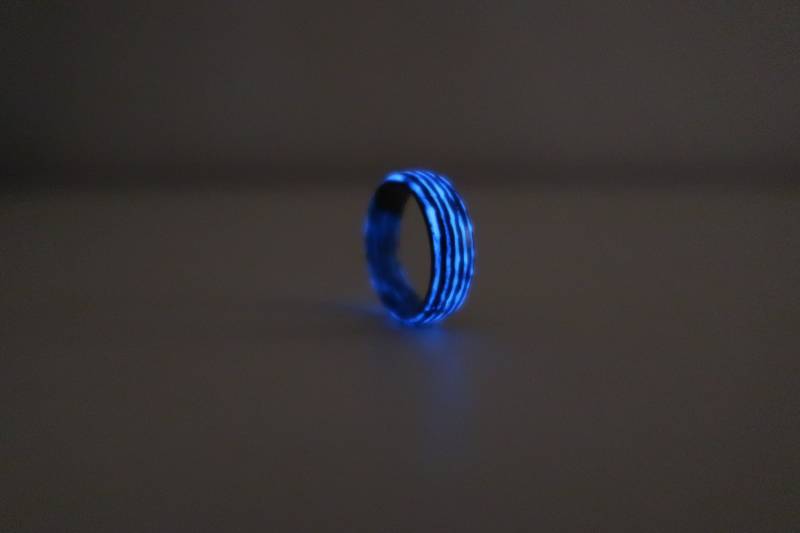 Carbon Fiber Glow in The Dark, Herren Ehering, Blauer Leuchtring Und Hybrid Resin Holz Im Inneren Des Ringes, Ca 6 Mm Breite von CarboNwoodRings