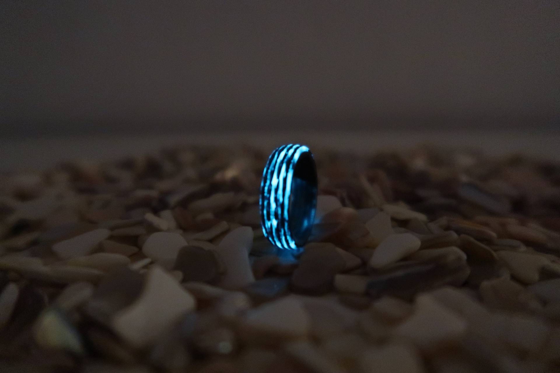 Carbon Fiber Glow in The Dark, Herren Ehering Ring Und Hybrid Resin Holz Im Inneren Des Ringes, Ca. 6 Mm Breite Carbon Fiber Glow in The Dark, Herren Ehering Ring Und Hybrid Resin Holz Im Inneren Des Ringes, Ca. 6 Mm Breite von CarboNwoodRings