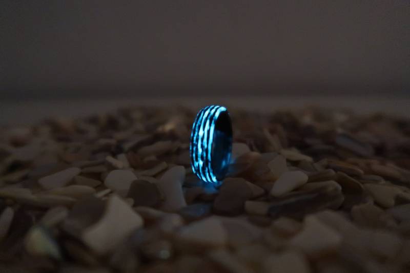 Carbon Fiber Glow in The Dark, Herren Ehering Ring Und Hybrid Resin Holz Im Inneren Des Ringes, Ca. 6 Mm Breite Carbon Fiber Glow in The Dark, Herren Ehering Ring Und Hybrid Resin Holz Im Inneren Des Ringes, Ca. 6 Mm Breite von CarboNwoodRings