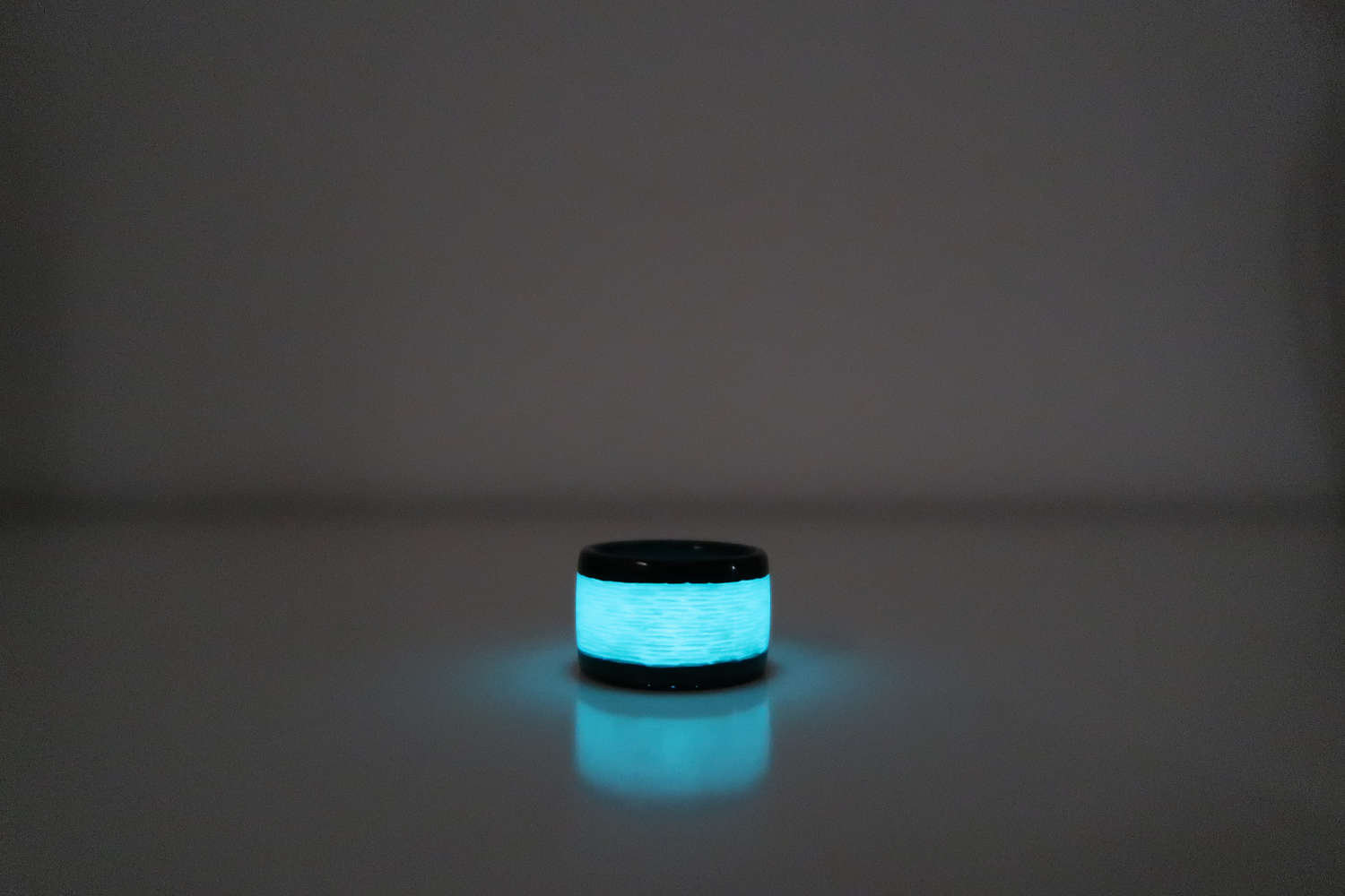 Carbon Fiber Ring Mit Aqua Glow, Poliert Finish Carbon Fiber Ring Mit Aqua Glow, Poliert Finish von CarboNwoodRings