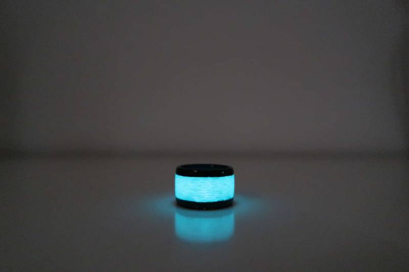 Carbon Fiber Ring Mit Aqua Glow, Poliert Finish Carbon Fiber Ring Mit Aqua Glow, Poliert Finish von CarboNwoodRings
