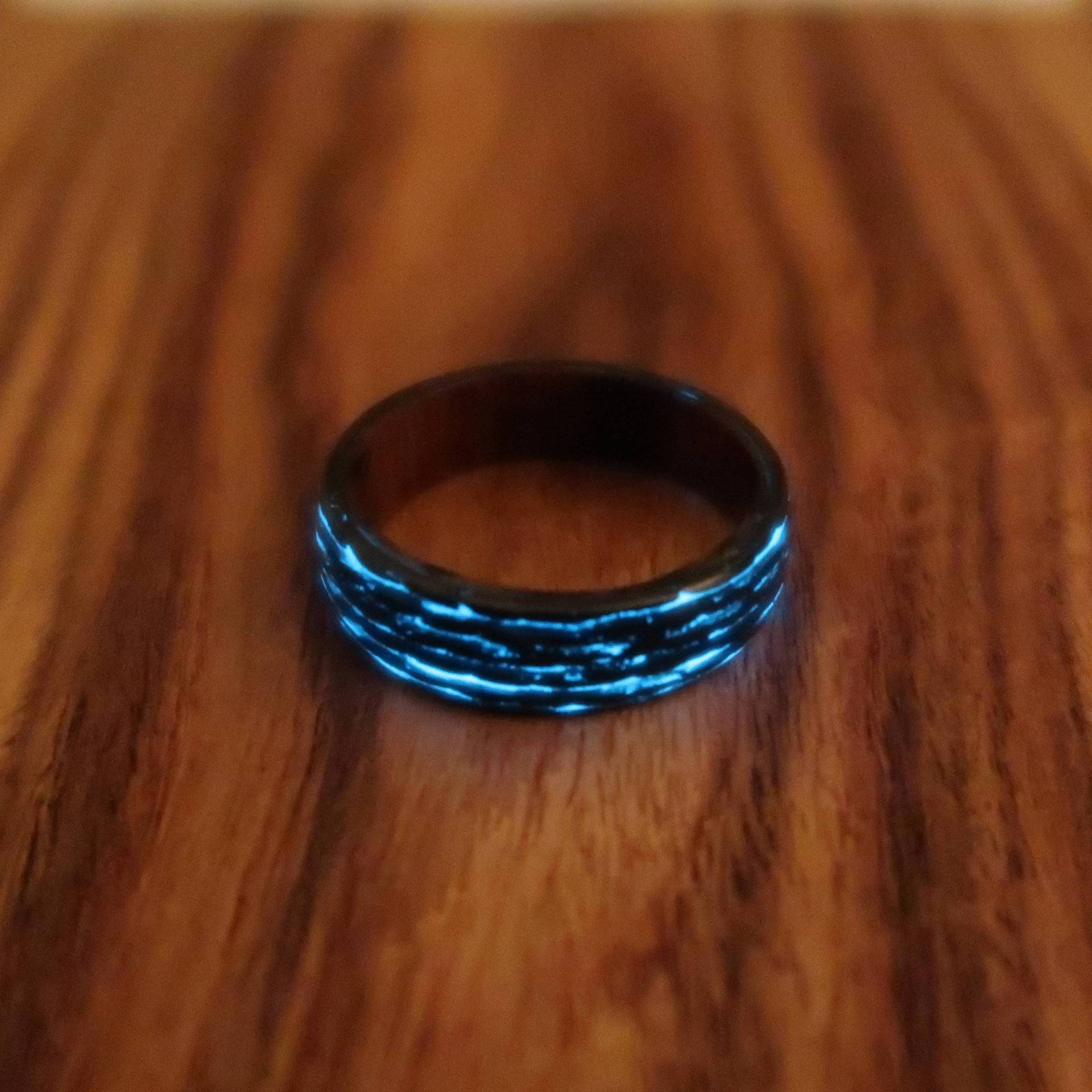 Carbon Fiber Ring Mit Aqua Glow Lines Und Kingwood, Poliert Finish.6 Mm Breite, Glow in The Dark Ring, Holz Ring, Carbon Faser Ring Carbon Fiber Ring Mit Aqua Glow Lines Und Kingwood, Poliert Finish.6 Mm Breite, Glow in The Dark Ring, Holz Ring, Carbon Faser Ring von CarboNwoodRings