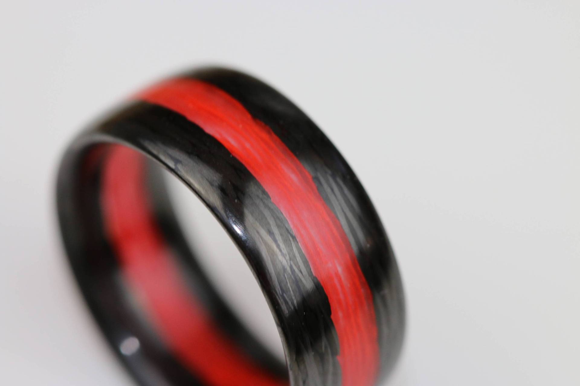 Carbon Fiber Ring Mit Rot/Feuer Glow in The Dark Line, Ehering, Ehering, Hochzeitsband, Carbonfaser Poliert Finish Carbon Fiber Ring Mit Rot/Feuer Glow in The Dark Line, Ehering, Ehering, Hochzeitsband, Carbonfaser Poliert Finish von CarboNwoodRings