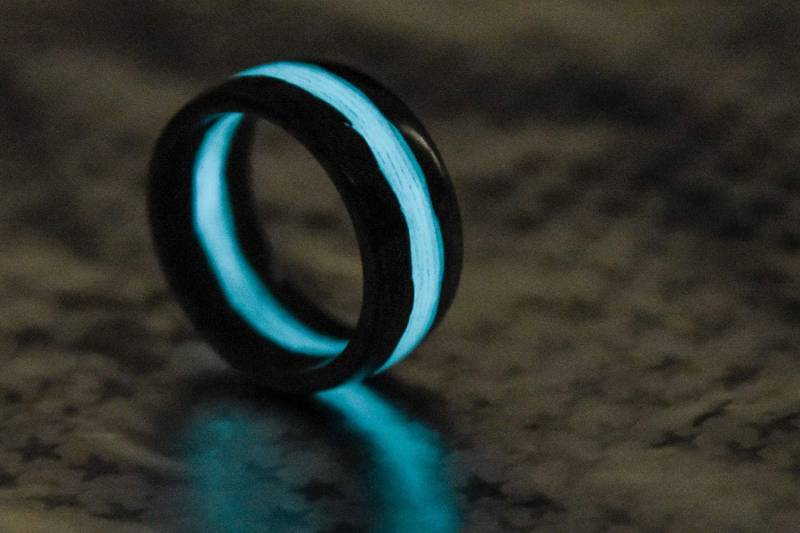 Carbonfaser Ring Mit Aqua Glow in The Dark, Poliert 9 Mm Breit von CarboNwoodRings