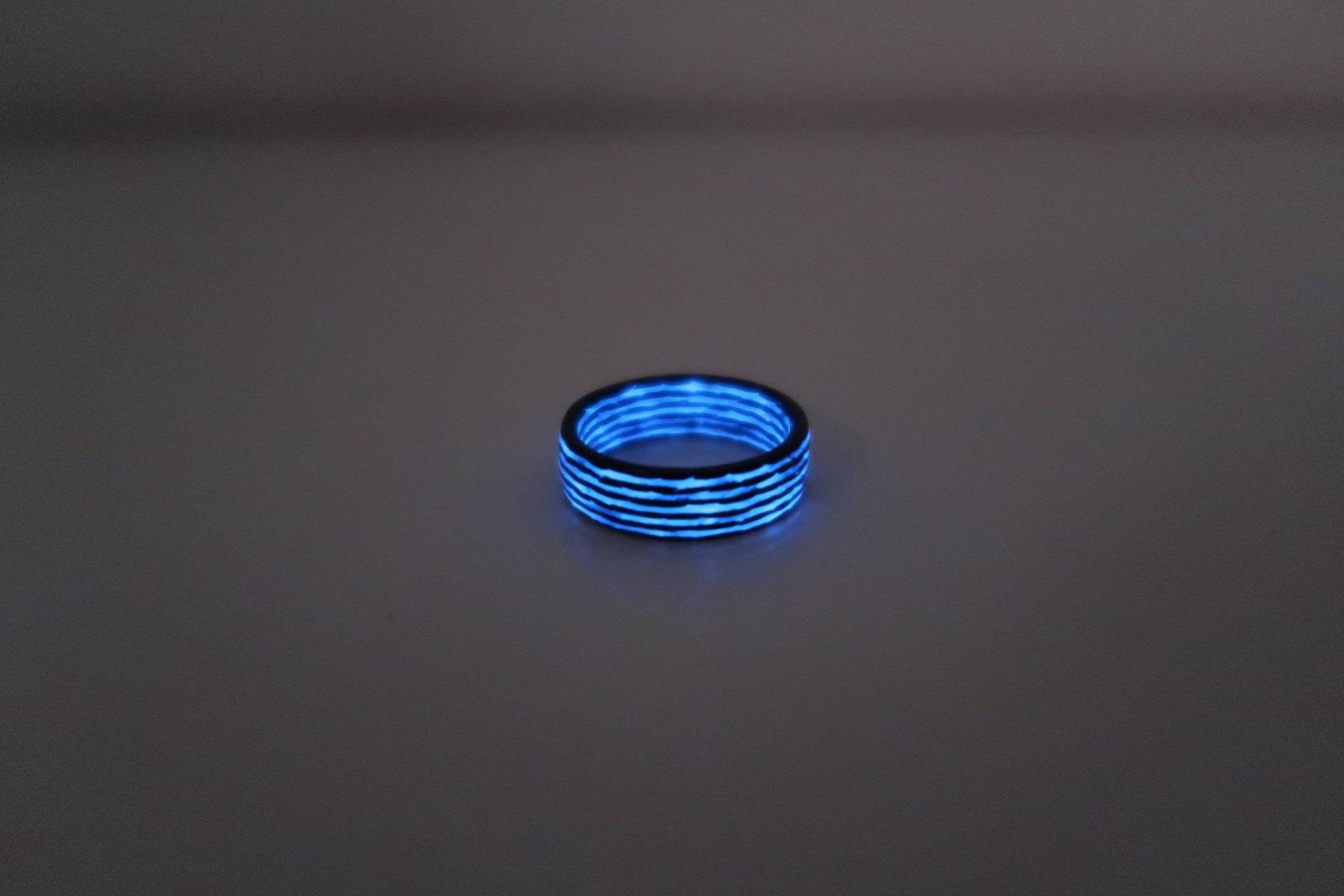 Carbonfaser Ring Mit Blauen Leuchtlinien, Ehering, Trauband, Ultraleichter Poliert Carbonfaser Ring Mit Blauen Leuchtlinien, Ehering, Trauband, Ultraleichter Poliert von CarboNwoodRings