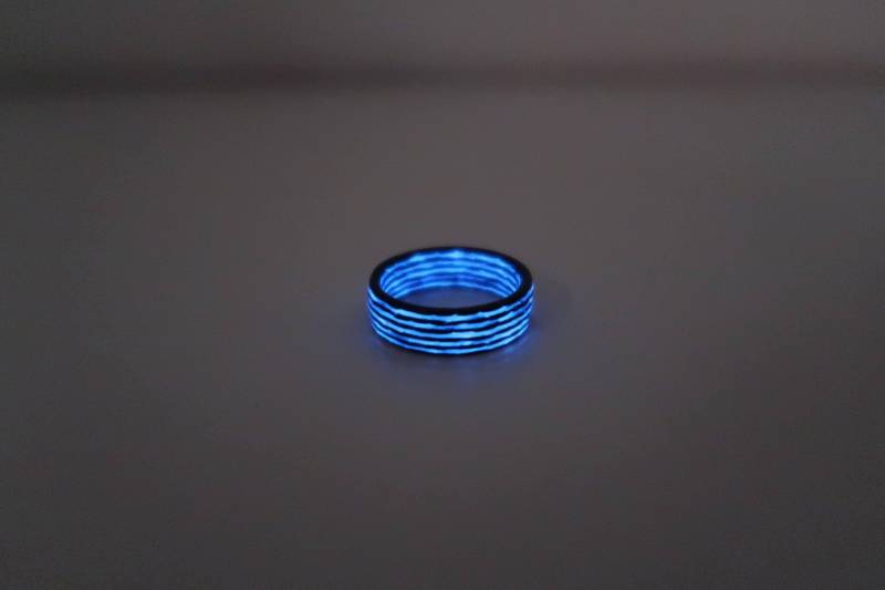 Carbonfaser Ring Mit Blauen Leuchtlinien, Ehering, Trauband, Ultraleichter Poliert Carbonfaser Ring Mit Blauen Leuchtlinien, Ehering, Trauband, Ultraleichter Poliert von CarboNwoodRings