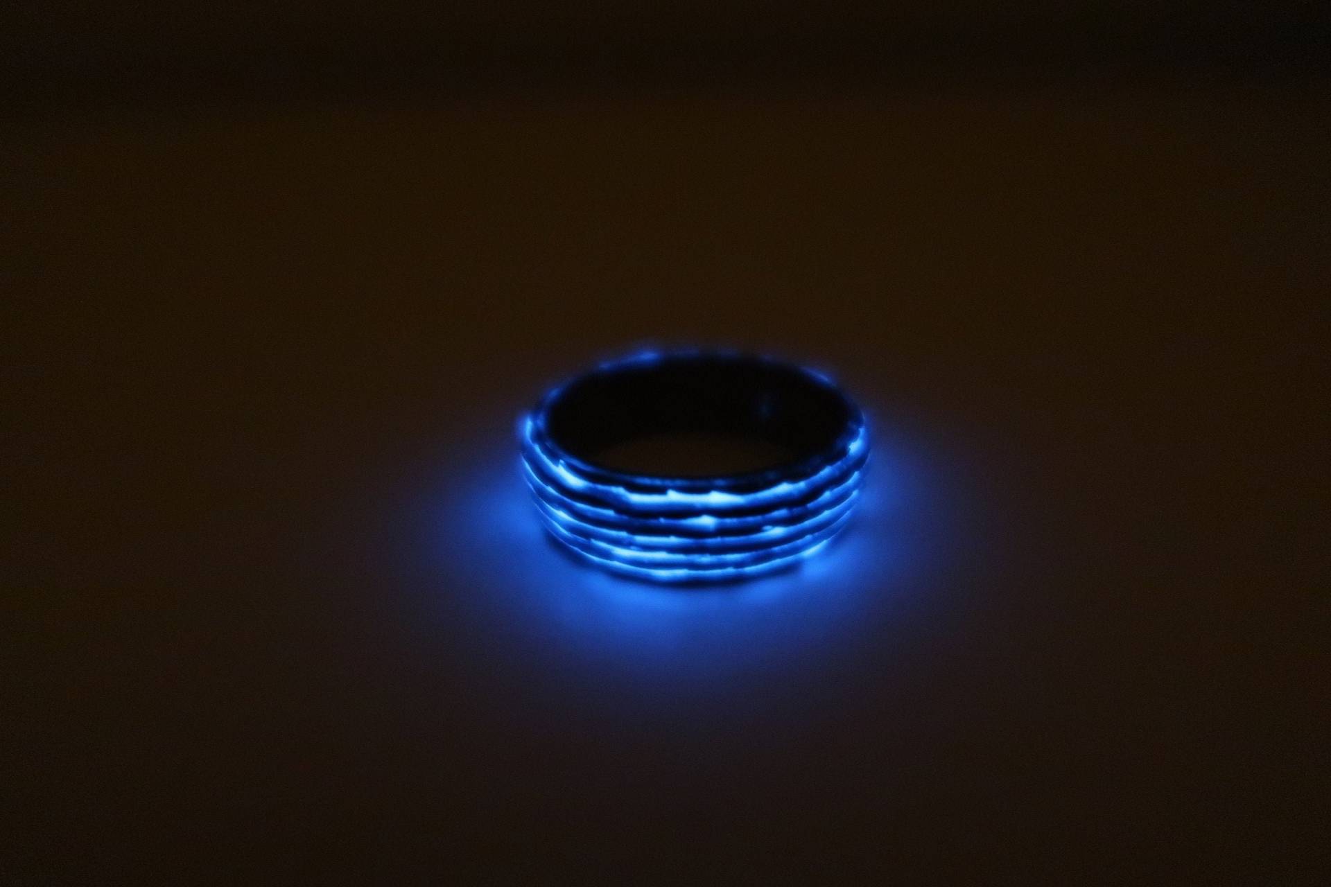 Carbonfaser Ring Mit Blauen Leuchtlinien Und Olivenholz, Ehering, Poliert Carbonfaser Ring Mit Blauen Leuchtlinien Und Olivenholz, Ehering, Poliert von CarboNwoodRings