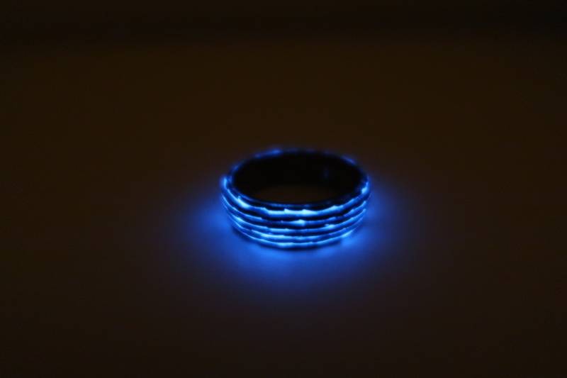 Carbonfaser Ring Mit Blauen Leuchtlinien Und Olivenholz, Ehering, Poliert Carbonfaser Ring Mit Blauen Leuchtlinien Und Olivenholz, Ehering, Poliert von CarboNwoodRings
