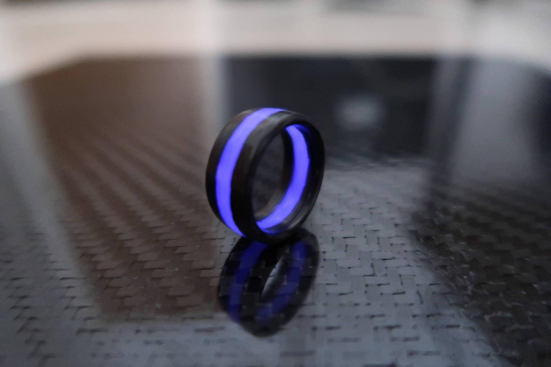 Carbonfaser Ring Mit Lila Glow, Ehering, Hochzeitsband, Glow in The Dark Ring, Poliert Finish. 9 Mm Breite Carbonfaser Ring Mit Lila Glow, Ehering, Hochzeitsband, Glow in The Dark Ring, Poliert Finish. 9 Mm Breite von CarboNwoodRings