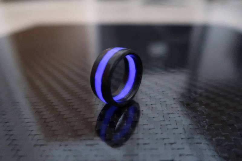 Carbonfaser Ring Mit Lila Glow, Ehering, Hochzeitsband, Glow in The Dark Ring, Poliert Finish. 9 Mm Breite Carbonfaser Ring Mit Lila Glow, Ehering, Hochzeitsband, Glow in The Dark Ring, Poliert Finish. 9 Mm Breite von CarboNwoodRings
