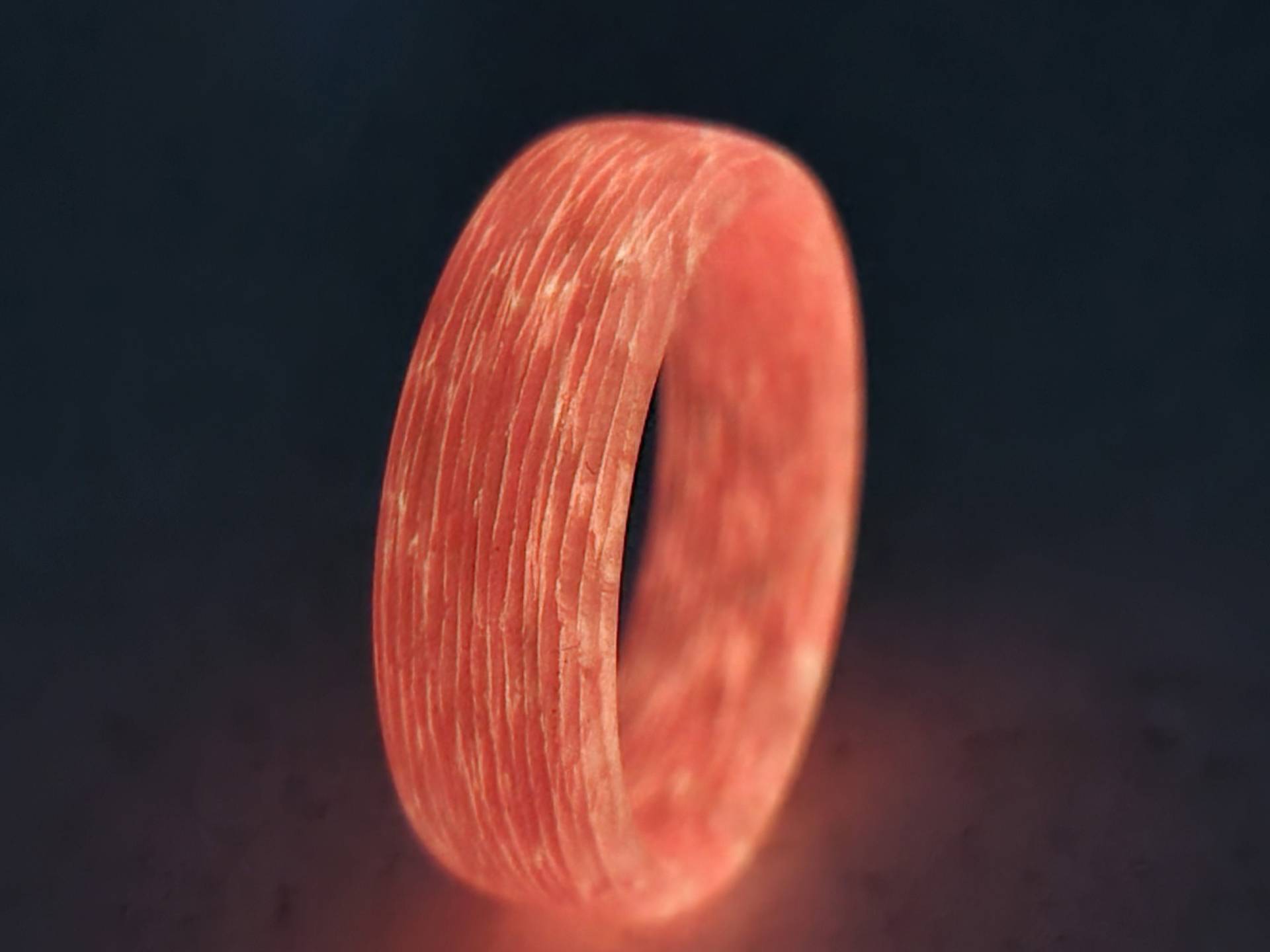 Glow Fiberglass Ehering, Herren Ehering, Frauenring, Rotes Frauen in The Dark Ring von CarboNwoodRings