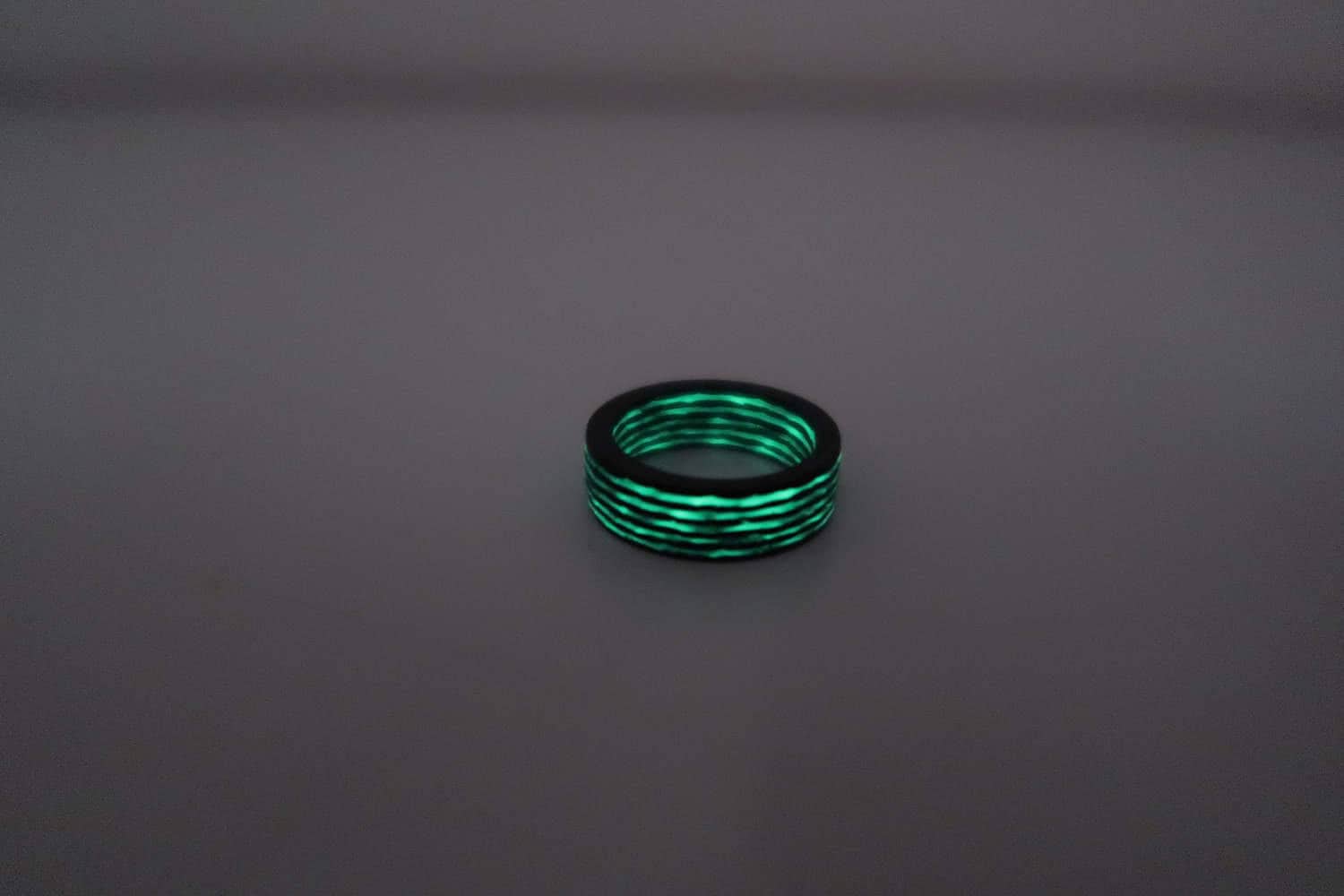 Grüner Glow in The Dark Carbon Fiber Ring, Ehering, Edel Ring, Sport Biker Boyfriend Non Metal Fiber Grüner Glow in The Dark Carbon Fiber Ring, Ehering, Edel Ring, Sport Biker Boyfriend Non Metal Fiber von CarboNwoodRings