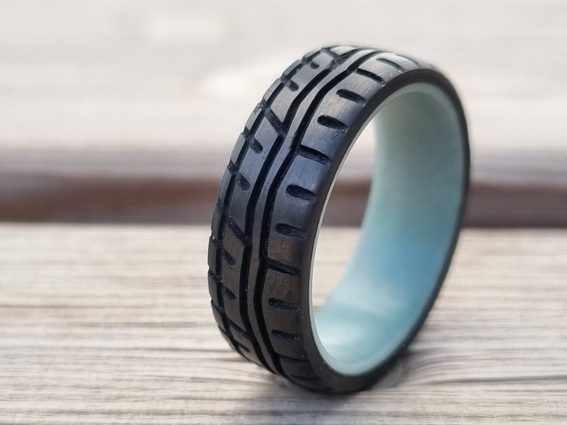 Reifen Carbon Faser Ring, Profil Herren Ehering, Schwarzer Bandring, Reifen, Lkw-Ring, Rauer Glow in The Dark von CarboNwoodRings