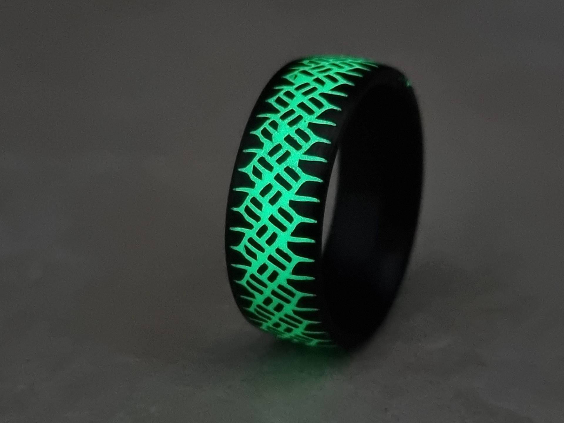 Reifen Carbon Fiber Ring, Grüner Tread Herren Ehering, Glow Green, Ring Herren, in The Dark 8 Mm Breite von CarboNwoodRings