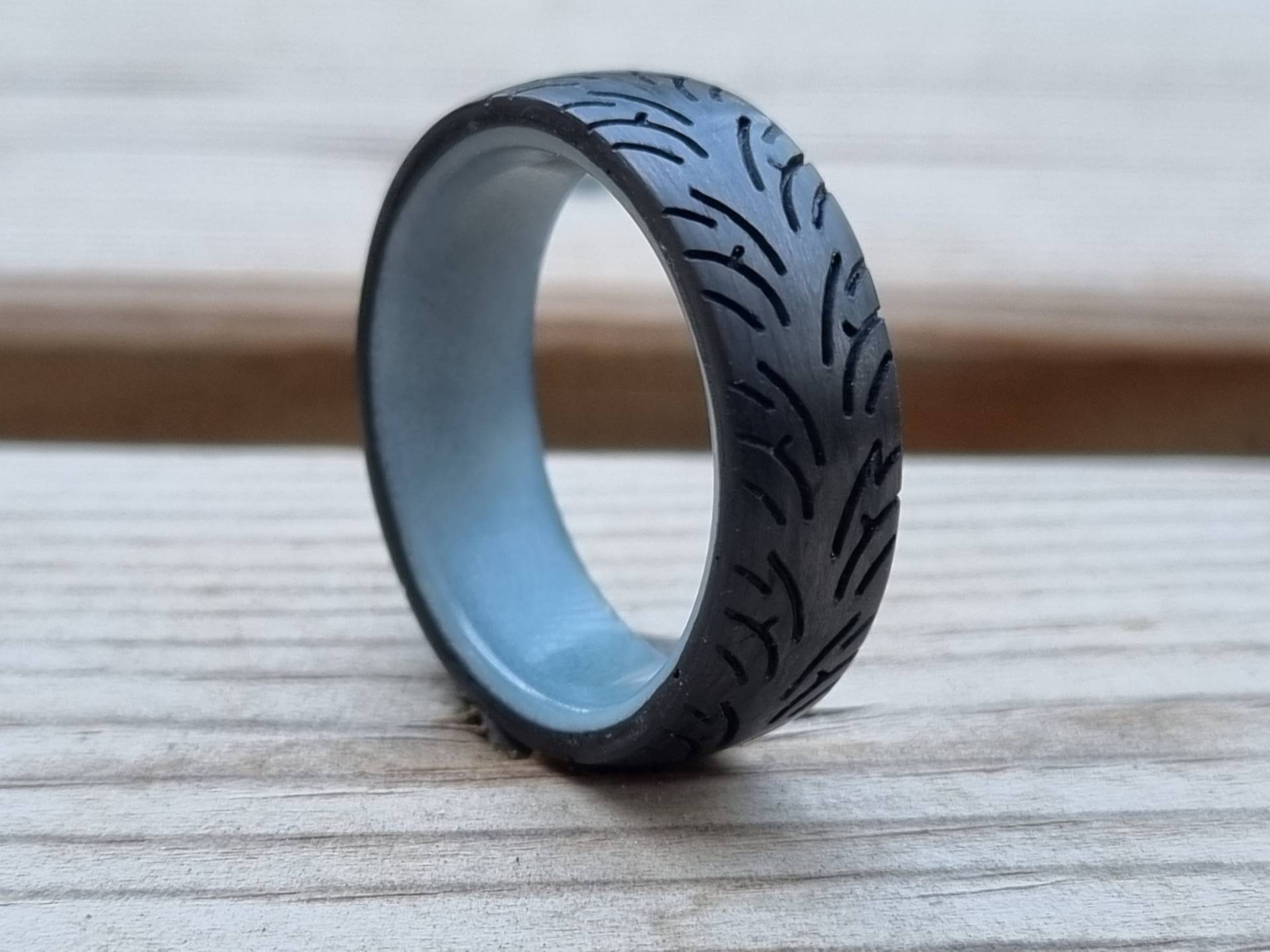 Reifen Carbon Fiber Ring, Tread Herren Ehering, Schwarzer Band Reifen, Blue Glow Im Dunklen 8 Mm Breite Ring von CarboNwoodRings