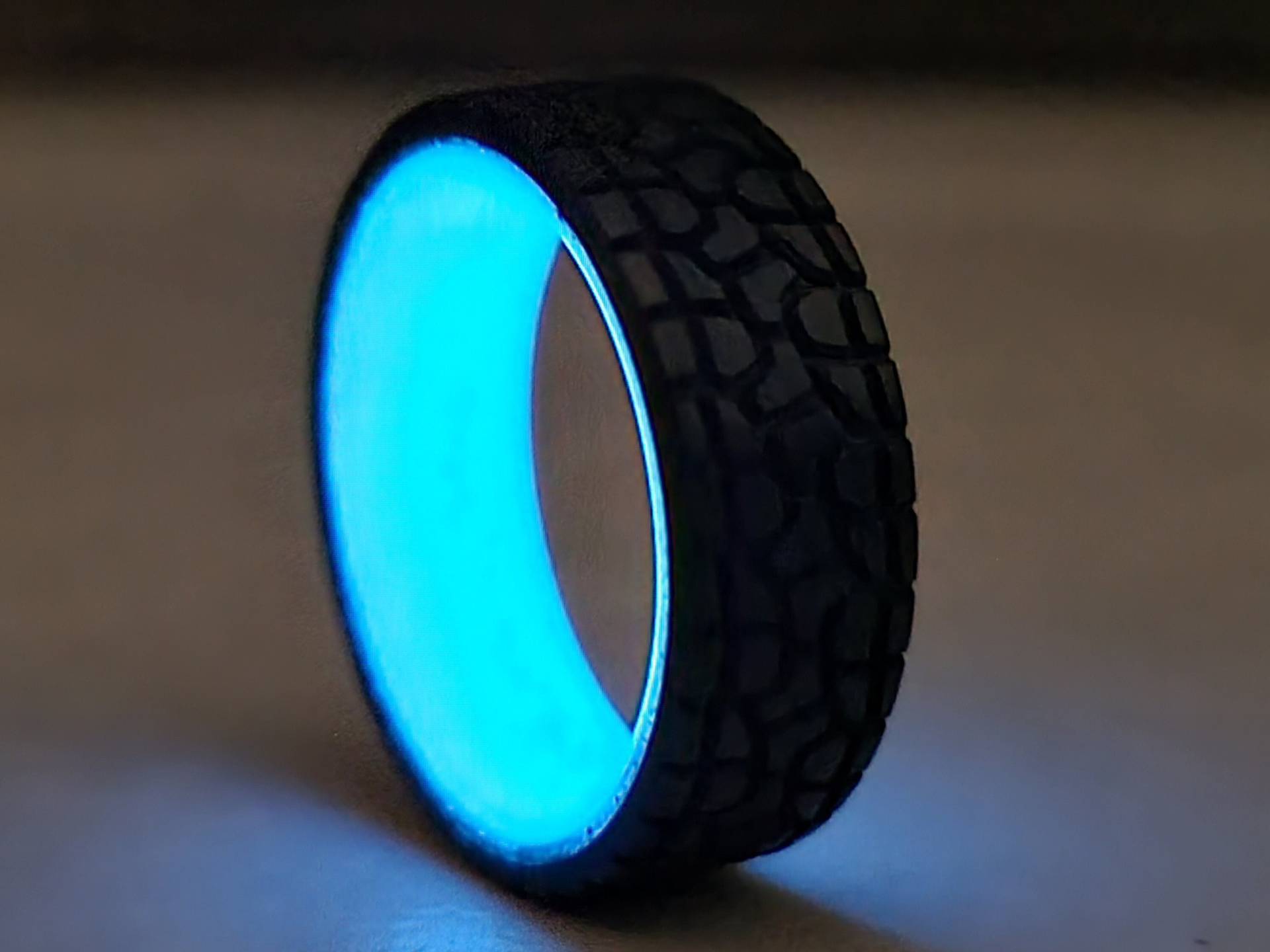 Reifen Carbon Fiber Ring, Tread Herren Ehering, Schwarzer Band Ring Herren, Blue Glow Im Dunklen 8 Mm Breite von CarboNwoodRings