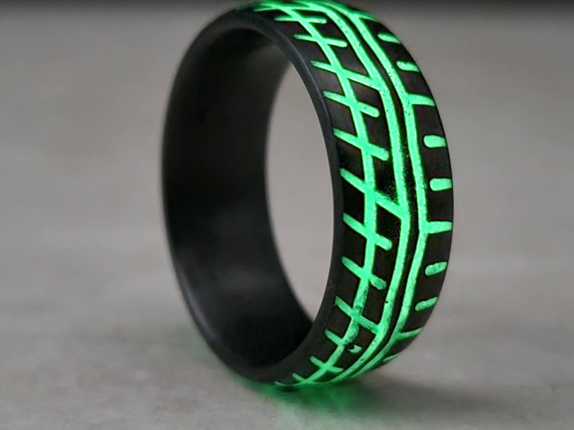 Reifen Carbon Fiber Ring, Tread Herren Glow in The Dark Boyfriend Truck Of Road Edel von CarboNwoodRings