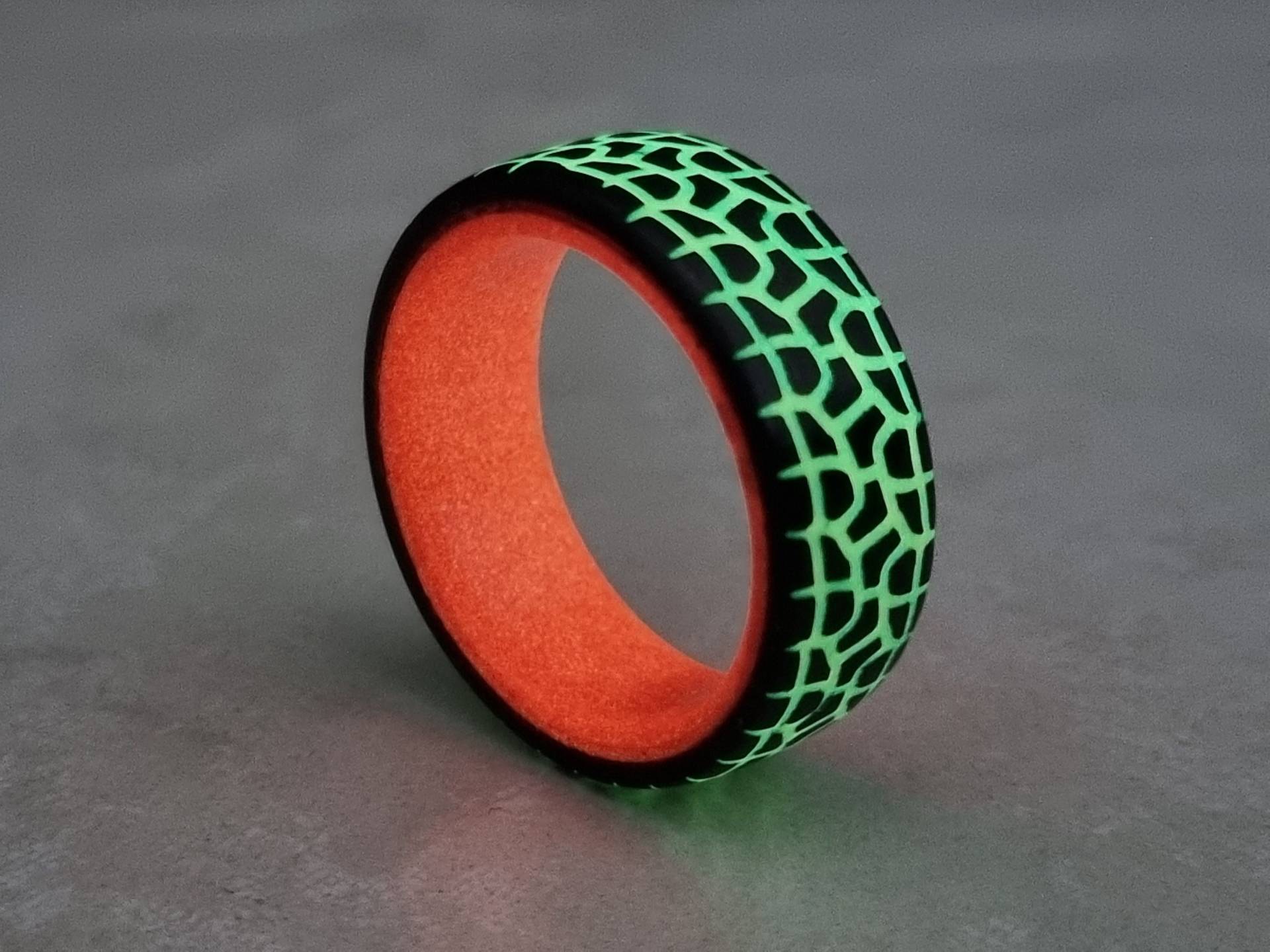 Reifen Carbonfaser Ring, Tread Herren Ehering, Glow "Fire"/Rot, Ring Herren, in The Dark Reifenring, 8 Mm Breite von CarboNwoodRings