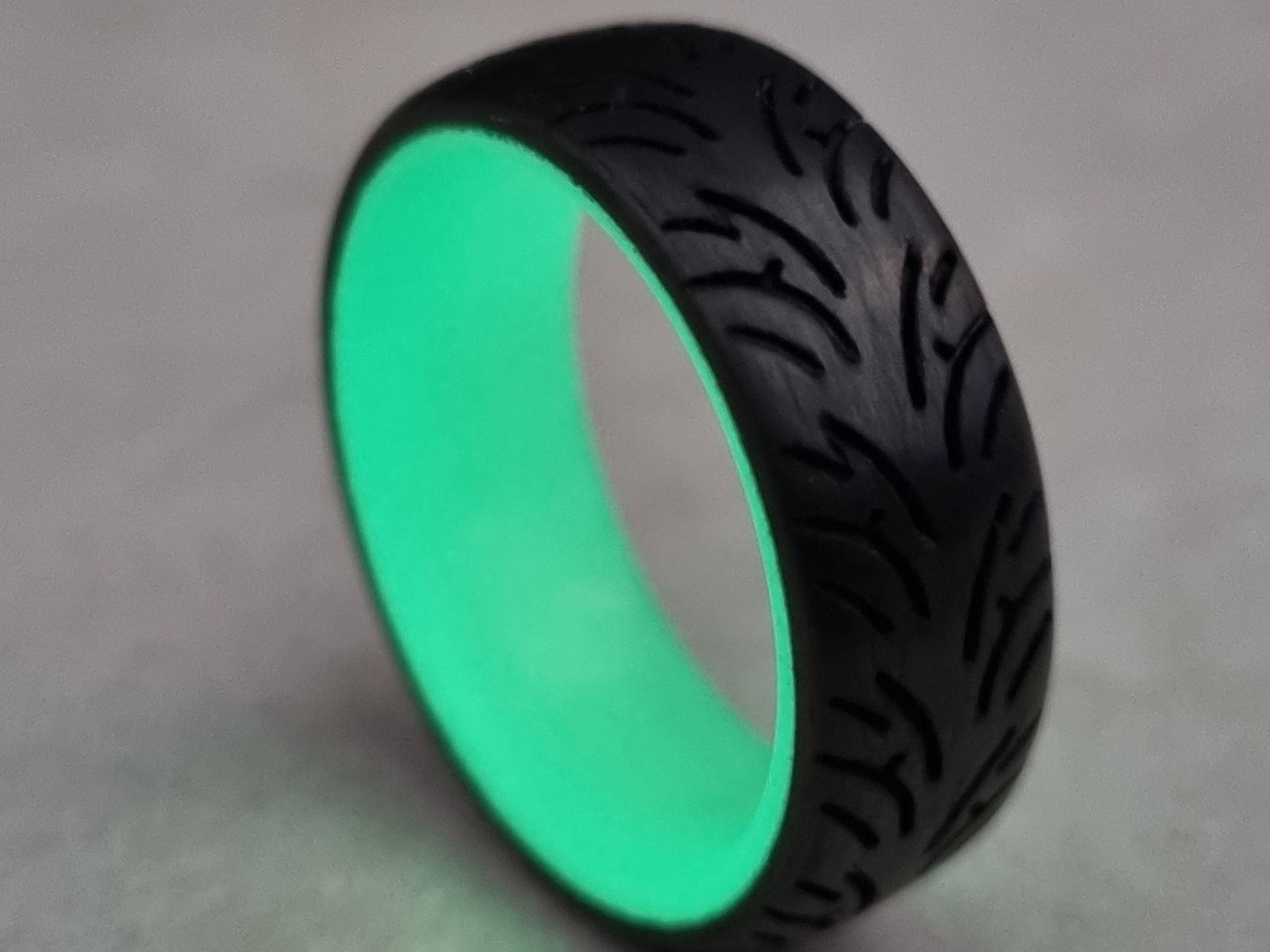 Reifen Carbonfaser Ring, Tread Herren Ehering, Ring Reifen, Herren, Grün Glow Im Dunklen 8 Breite Mm von CarboNwoodRings