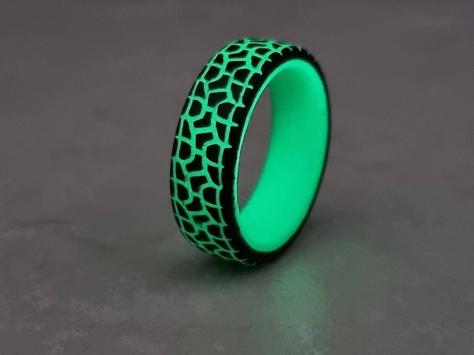 Reifen Carbonfaser Ring, Tread Herren Ehering, Ring Reifen, Herren, Grün Glow in The Dark 8 Breite Mm von CarboNwoodRings