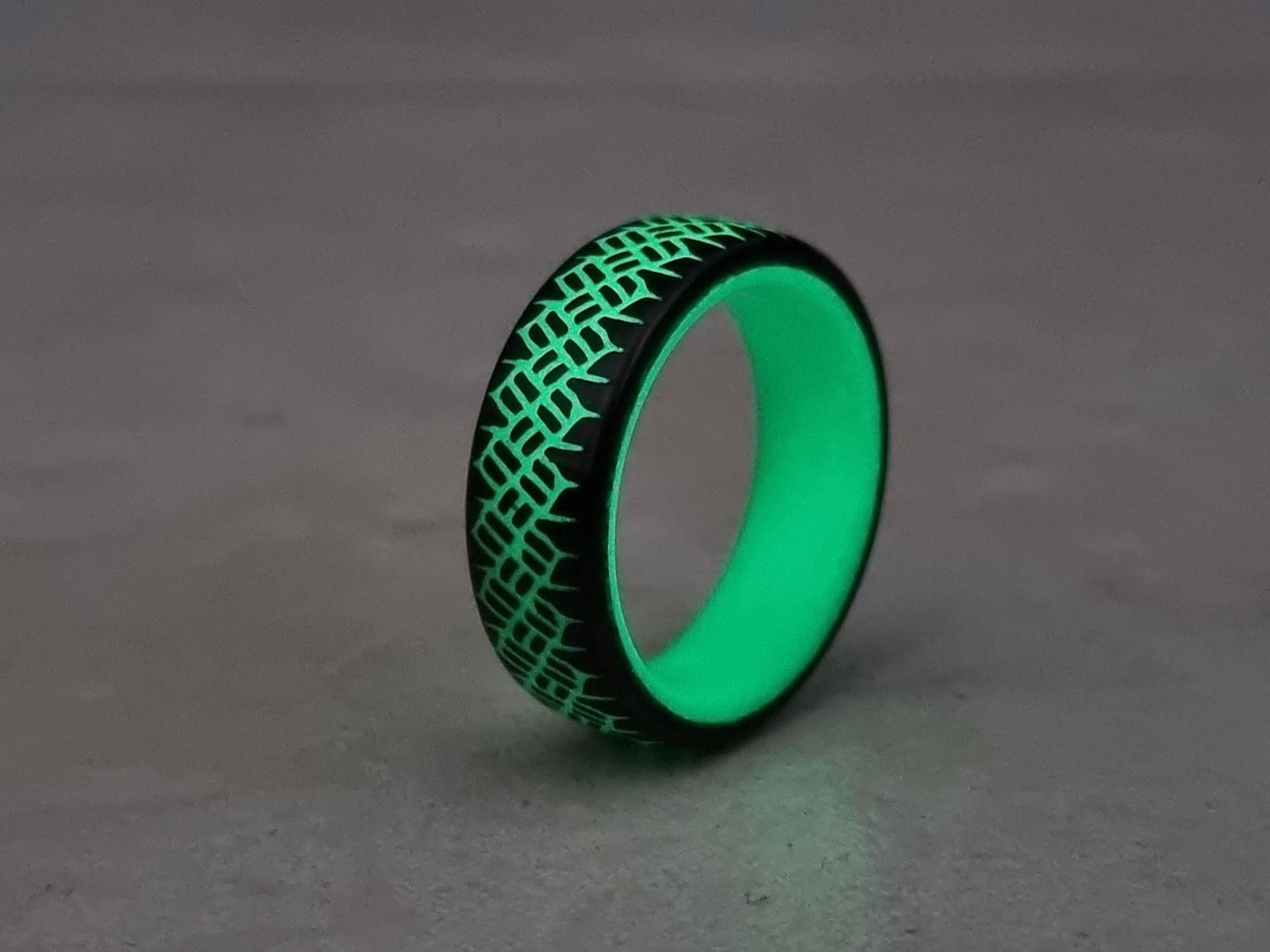 Reifen Carbonfaser Ring, Tread Herren Ehering, Ring Reifen, Herren, Grün Glow in The Dark 8 Breite Mm von CarboNwoodRings