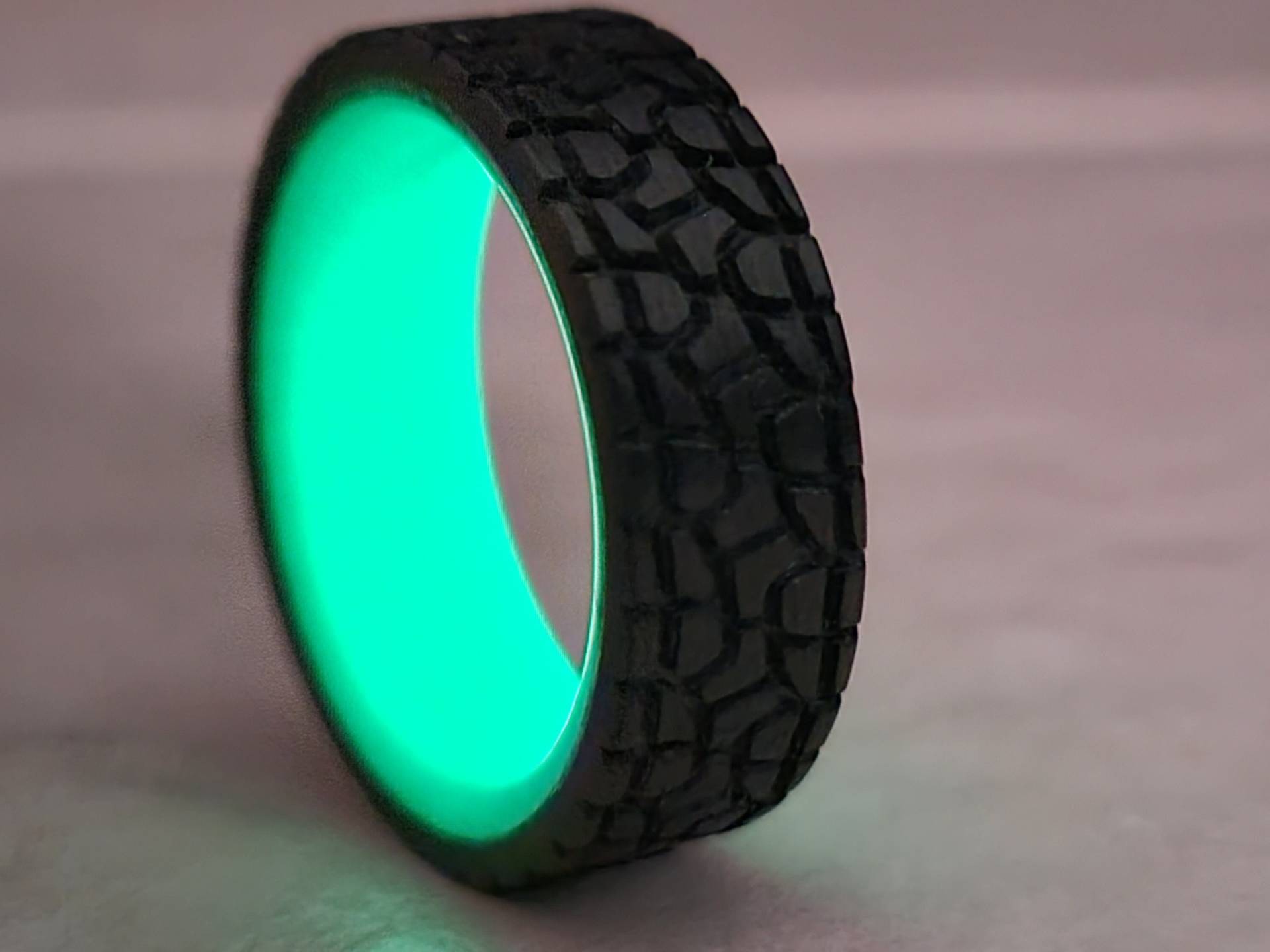 Reifen Carbonfaser Ring, Tread Herren Ehering, Schwarzer Band Ring Herren, Glow in The Dark 8 Breite Mm von CarboNwoodRings