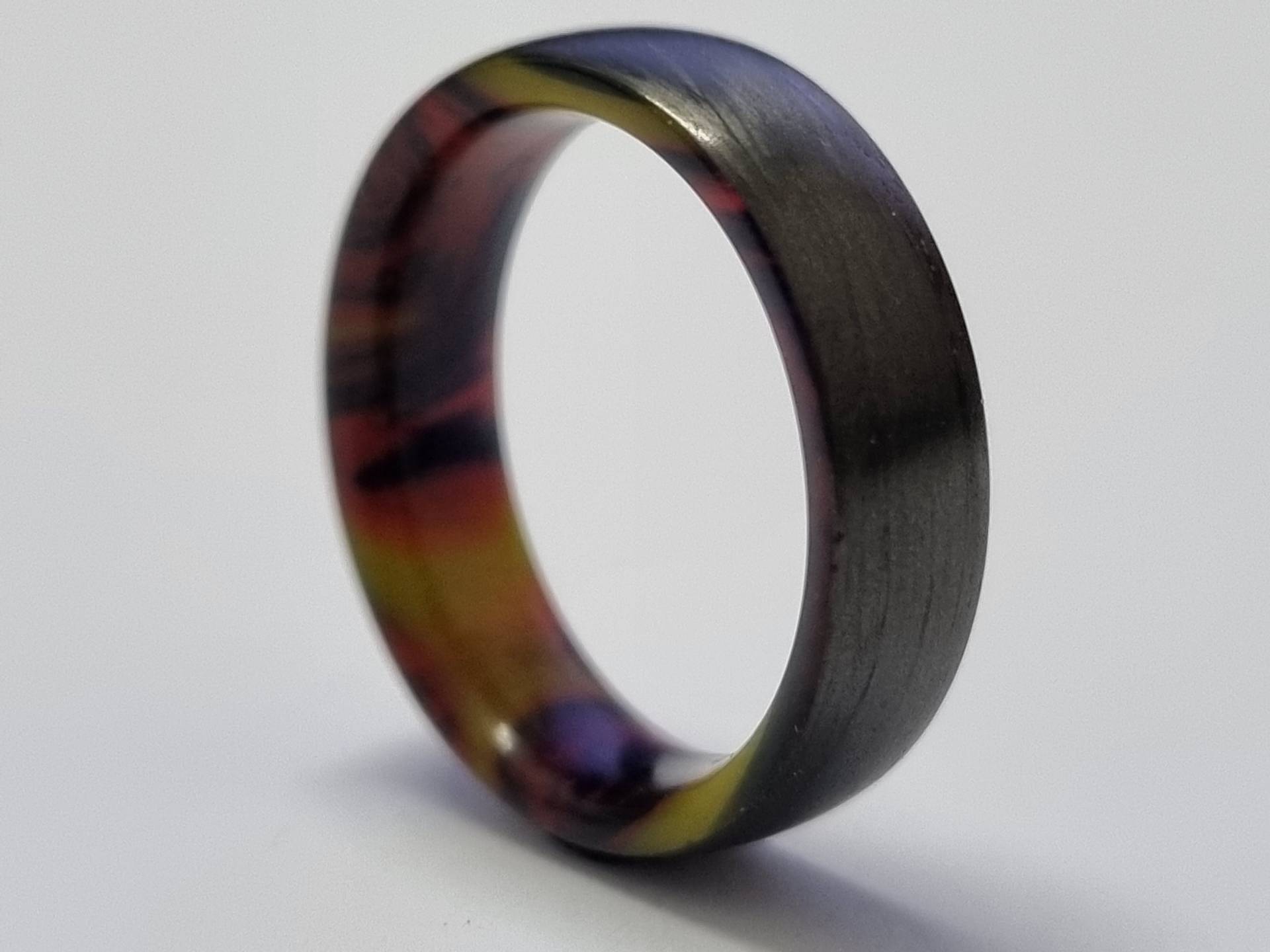 Unisexionaler Ring Aus Kohlefaser Mit Farbigem Resin, Ehering, Ultraleichter Ring Unisexionaler Ring Aus Kohlefaser Mit Farbigem Resin, Ehering, Ultraleichter Ring von CarboNwoodRings