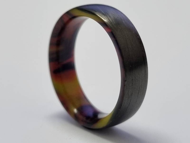 Unisexionaler Ring Aus Kohlefaser Mit Farbigem Resin, Ehering, Ultraleichter Ring von CarboNwoodRings