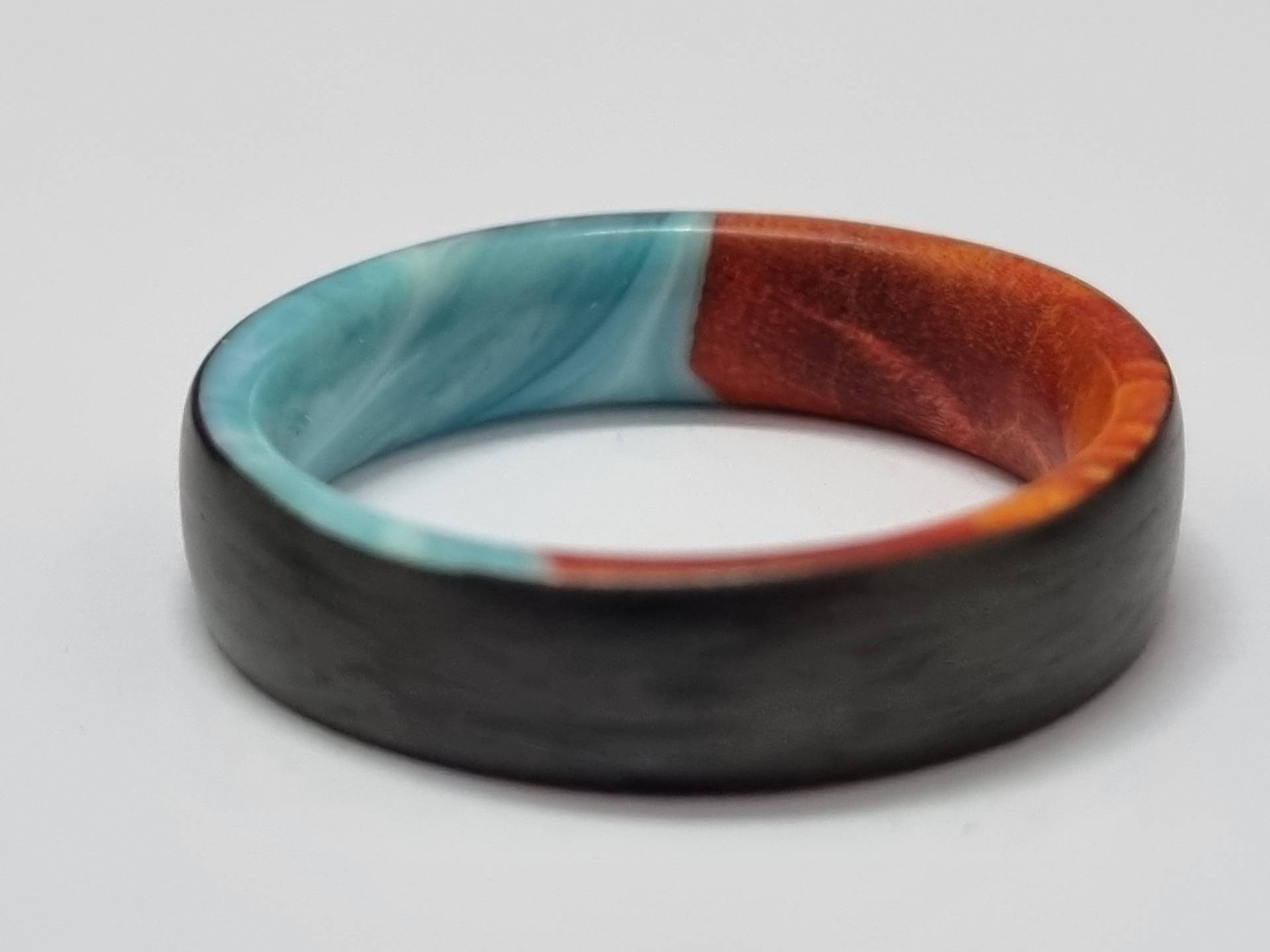 Uniskopaler Ring Aus Kohlefaser Mit Stabilisiertem Holz Und Farbigem Resin. Hochzeitsband, Trauring, Eco Ring Uniskopaler Ring Aus Kohlefaser Mit Stabilisiertem Holz Und Farbigem Resin. Hochzeitsband, Trauring, Eco Ring von CarboNwoodRings