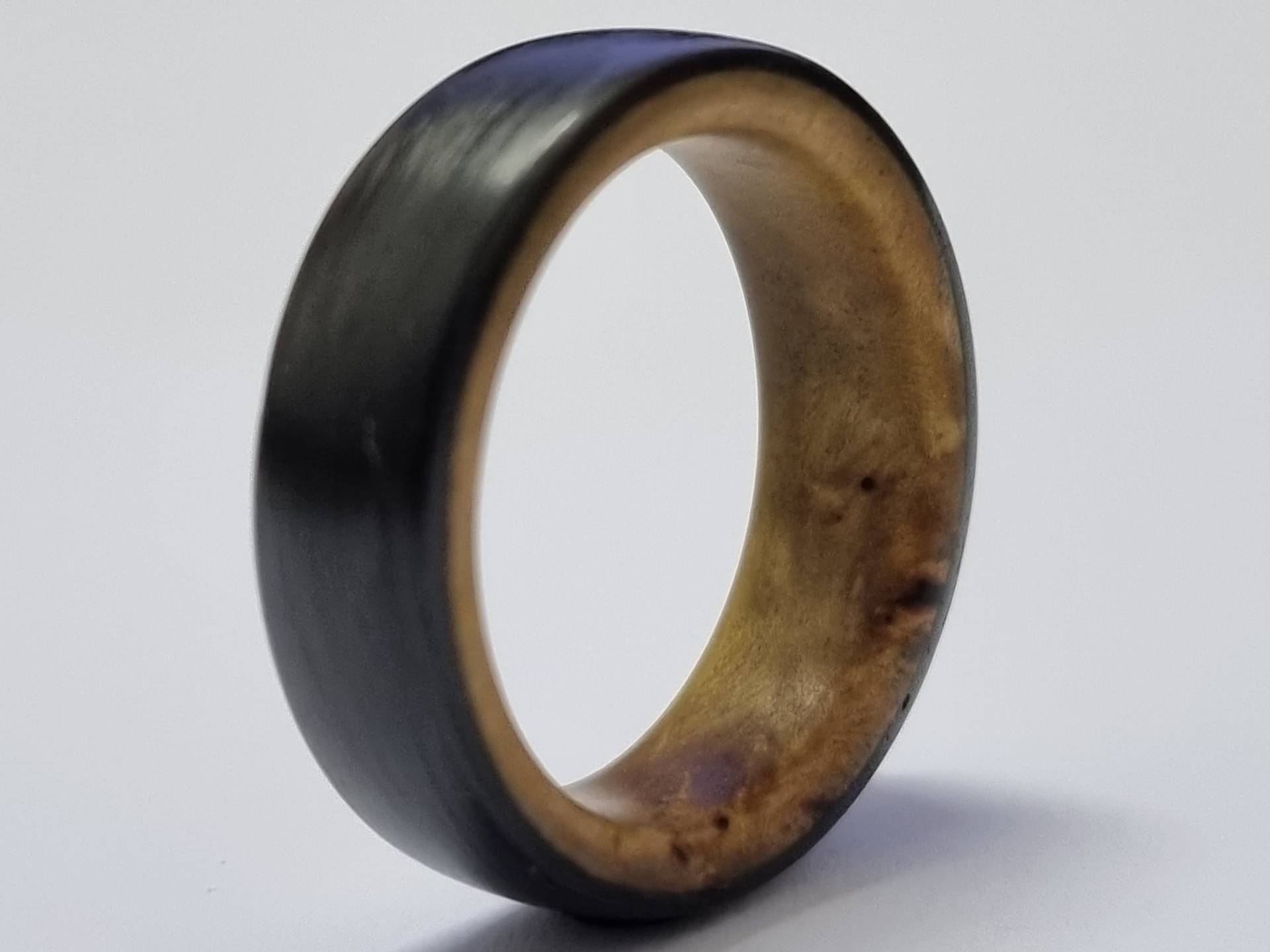 Uniskopaler Ring Aus Kohlefaser Mit Stabilisiertem Wurzelholz, Ehering, Holzring, Paarring, Holzinlay Ring, Männerring, Frauenring Uniskopaler Ring Aus Kohlefaser Mit Stabilisiertem Wurzelholz, Ehering, Holzring, Paarring, Holzinlay Ring, Männerring, Frauenring von CarboNwoodRings