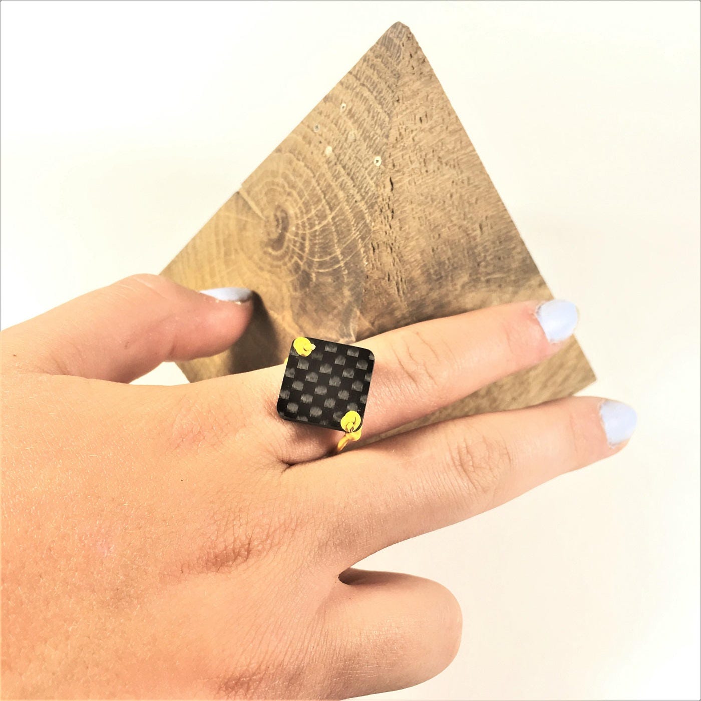 100 % Carbon Fiber Ring Juwel Plain Welle Und Glänzende Oberfläche Größen Juwelen Mit Leder-Draht Für Männer-Frauen-Mädchen-Junge von CarbonFiberGoods