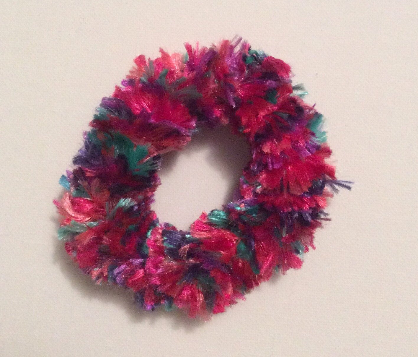 Knallige Mehrfarbige Haar Scrunchie, Fun Boa Garn, Rosa, Lila, Türkis, Blau, Konfetti, Fuzzy Ballett Bun Wrap, Pony Tail Wrap von Cardeladesigns