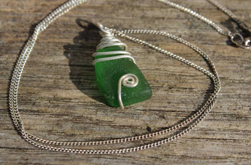 Green Sea Glass Und Verdrehte Sterling Silber Draht-Anhänger von CardiganBayTreasure
