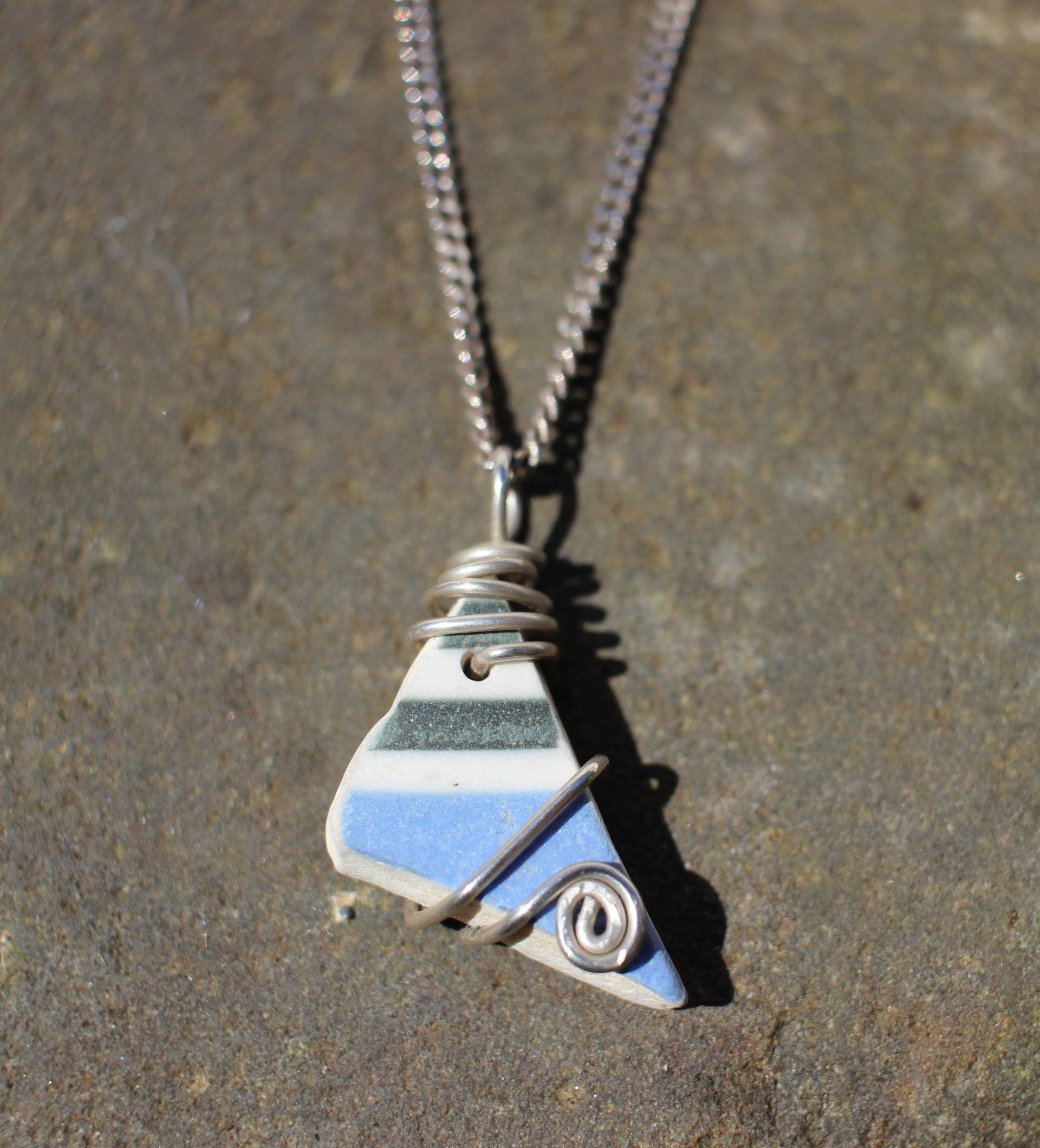 Meer-Keramik Und Twisted Sterling Silber Draht-Anhänger Meer-Keramik Und Twisted Sterling Silber Draht-Anhänger von CardiganBayTreasure