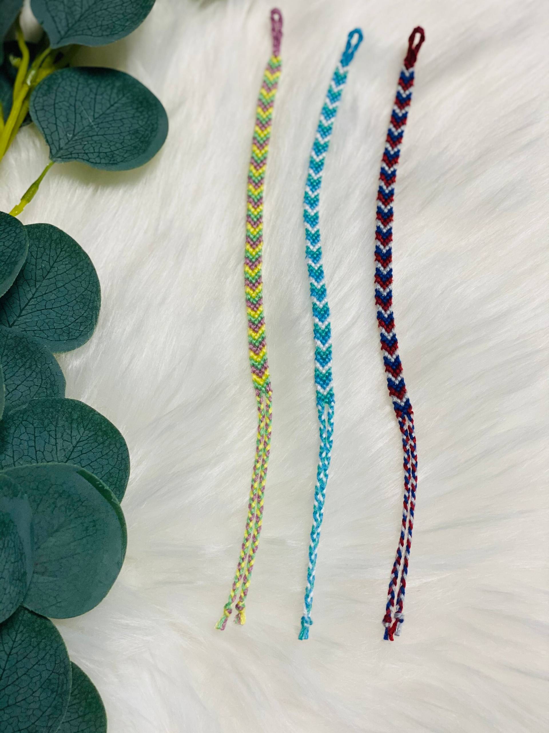 Geknüpftes Armband - Freundschaftsarmband Friendship Bracelet A Court Of Silver Flames Bracelets Geknüpftes Armband - Freundschaftsarmband Friendship Bracelet A Court Of Silver Flames Bracelets von CardsAndBooksStudio