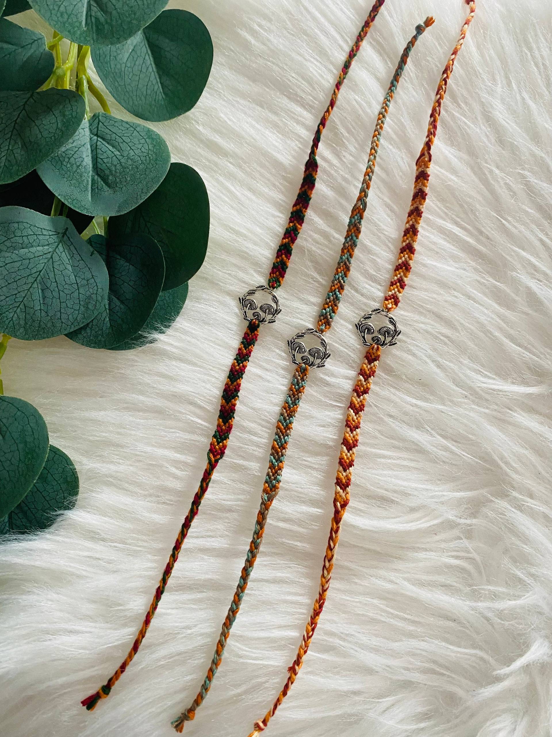 Geknüpftes Armband Mit Pilz Anhänger - Herbstliches Freundschaftsarmband Friendship Bracelet Geknüpftes Armband Mit Pilz Anhänger - Herbstliches Freundschaftsarmband Friendship Bracelet von CardsAndBooksStudio