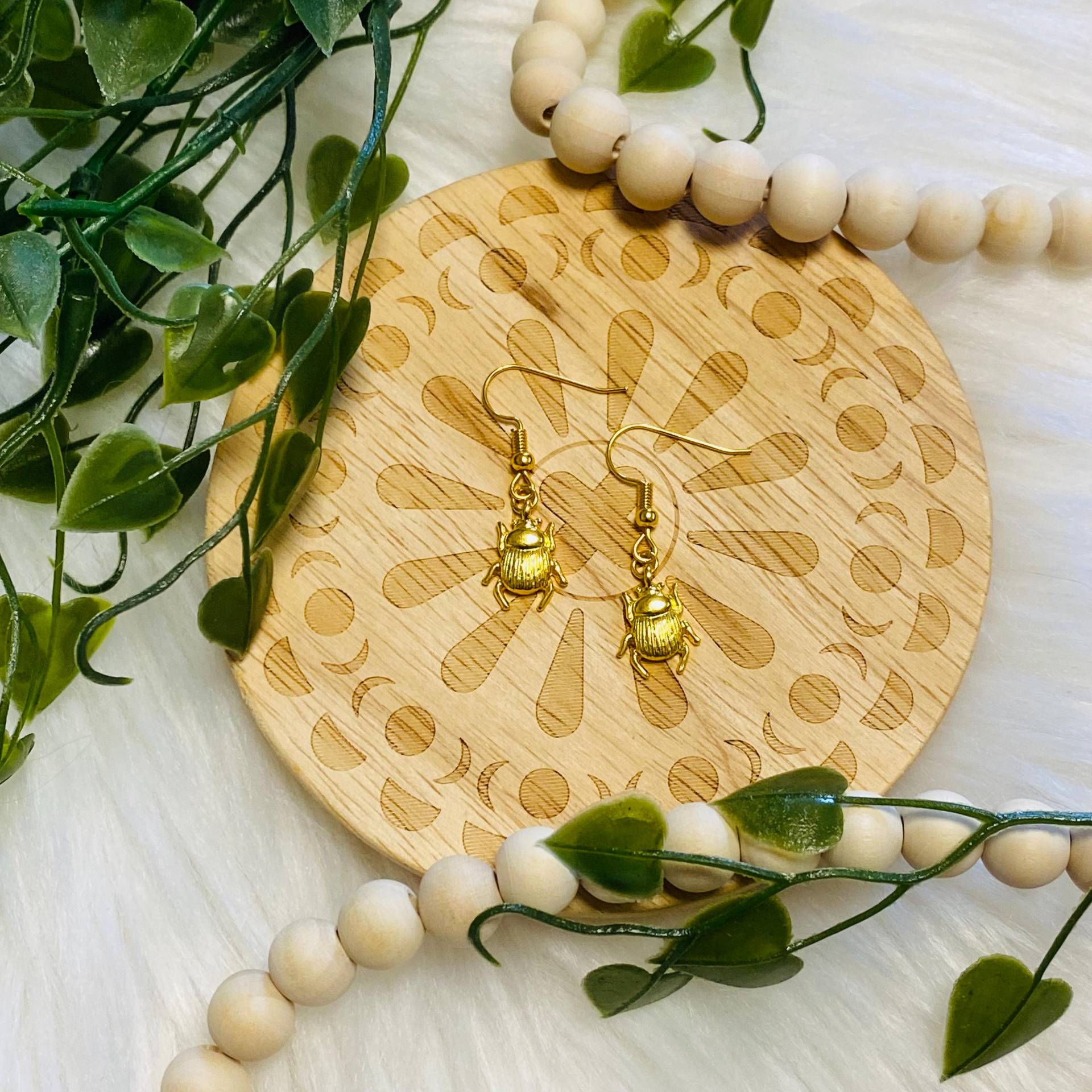 Goldener Käfer Ohrringe Goldener Käfer Ohrringe von CardsAndBooksStudio