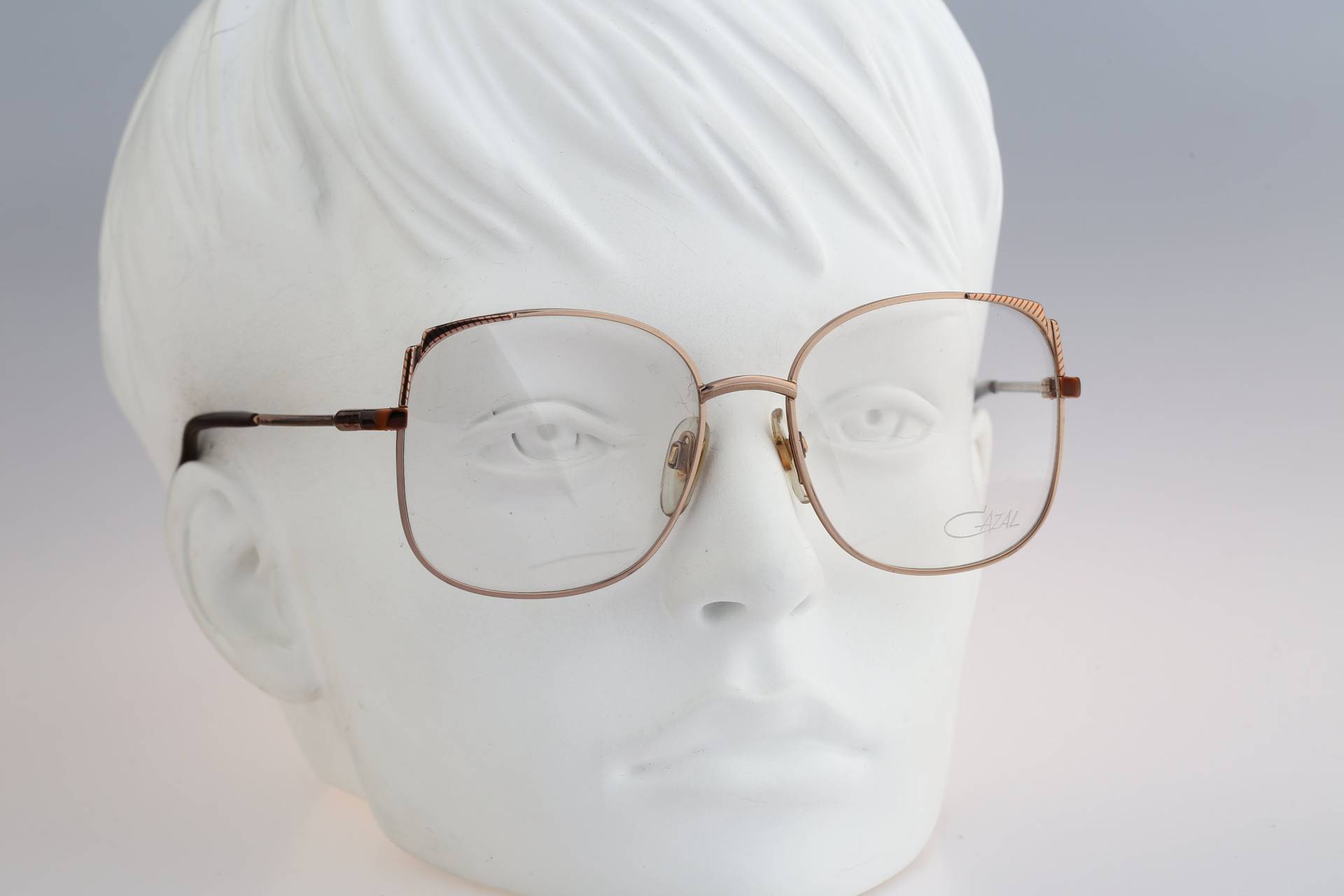 Cazal Mod 213 Col 67, Vintage 80Er Jahre Oversized Eckige Schmetterling Brillengestelle Damen Nos Cazal Mod 213 Col 67, Vintage 80Er Jahre Oversized Eckige Schmetterling Brillengestelle Damen Nos von CarettaVintageCo