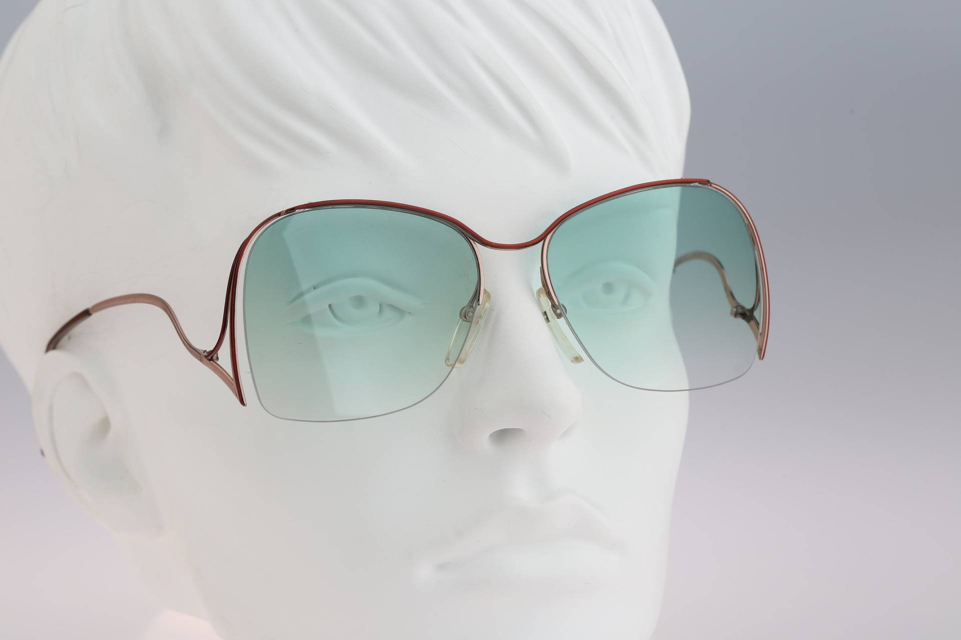 Essilor 286, Vintage 80Er Jahre Getönte Grüne Gläser Halbrand Oversized Schmetterling Sonnenbrille Damen, Nos Essilor 286, Vintage 80Er Jahre Getönte Grüne Gläser Halbrand Oversized Schmetterling Sonnenbrille Damen, Nos von CarettaVintageCo