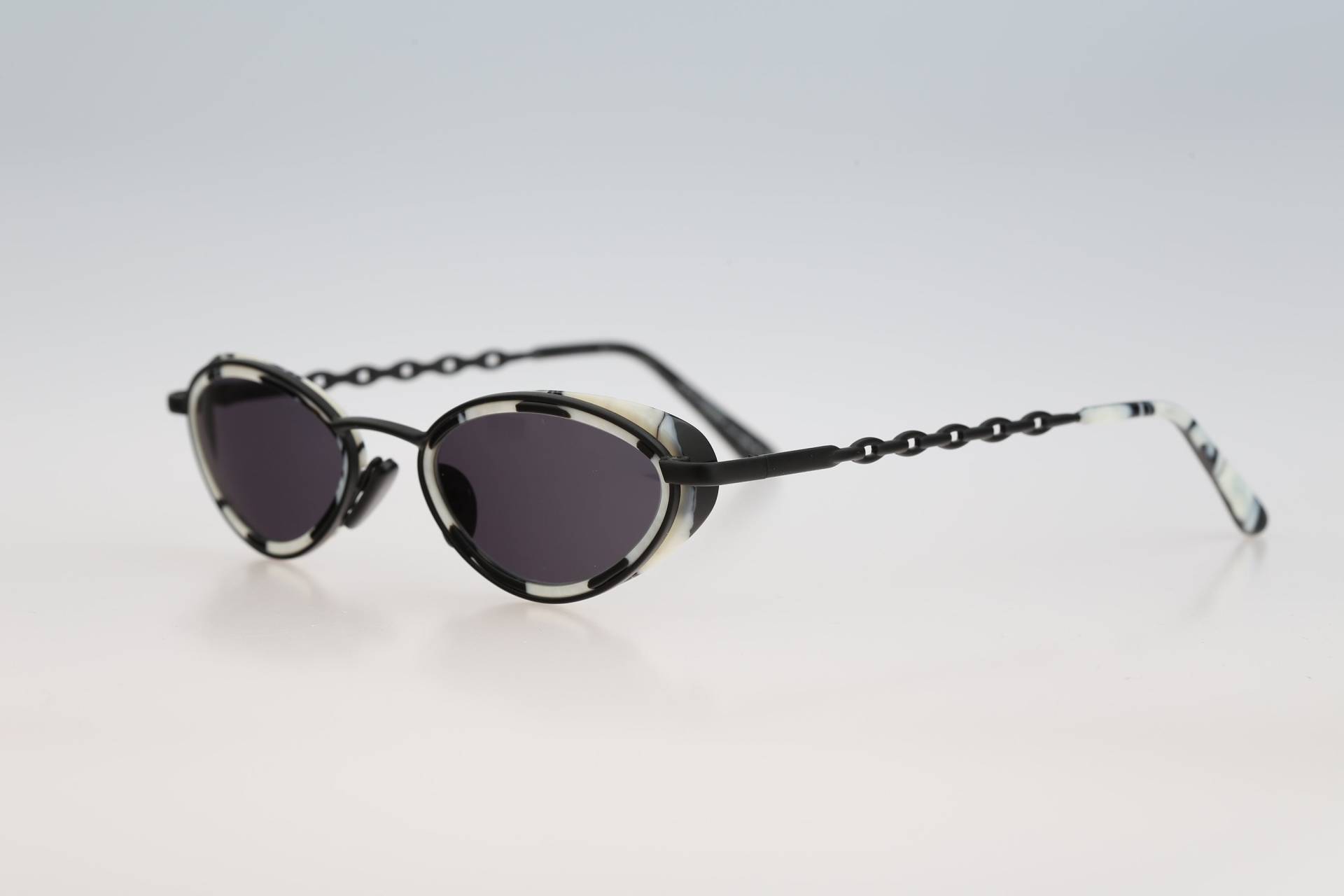 Johann Von Goisern 418, Vintage 90S Schwarz Und Weiß Doppelrand Kleine Katzenaugen Sonnenbrille Damen, Nos von CarettaVintageCo