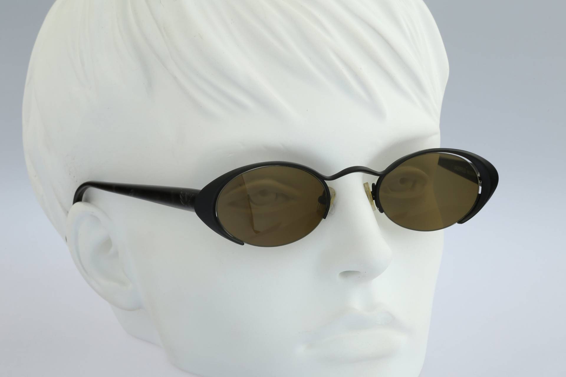 Lagerfeld 4143 02, Vintage 90Er Jahre Einzigartige Schwarze Halbrand Schmale Ovale Cat Eye Sonnenbrille Damen, Nos von CarettaVintageCo