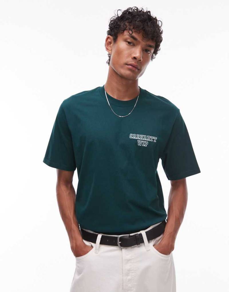 Carhartt WIP - Alumni - Regular Fit T-Shirt in Grün mit Logo-Detail von Carhartt WIP