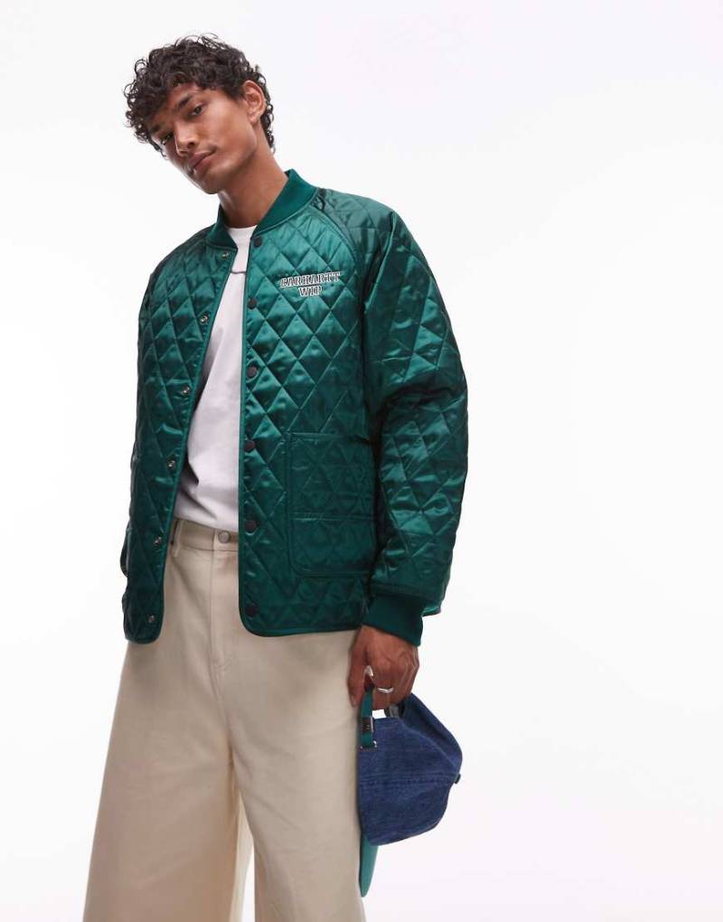 Carhartt WIP - Alumni - Steppjacke in Grün mit Logostickerei von Carhartt WIP