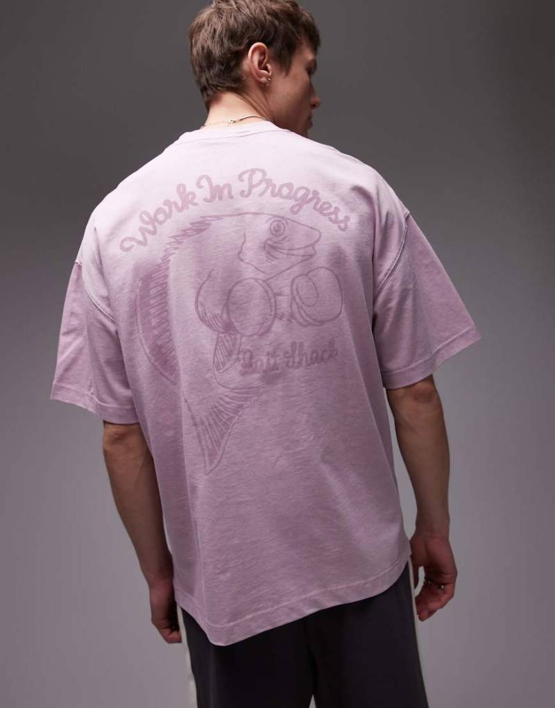 Carhartt WIP - Bait Shack - T-Shirt in verwaschenem Rosa mit Grafik von Carhartt WIP