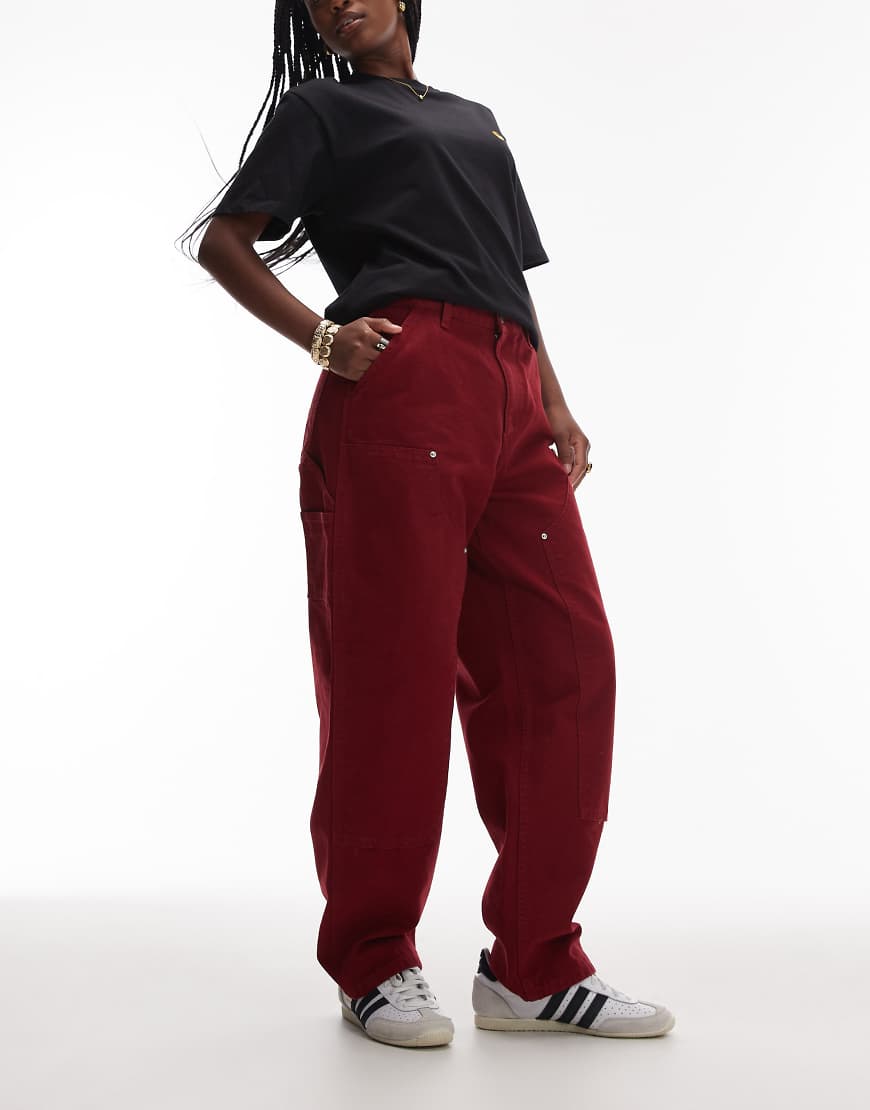 Carhartt WIP - Hose in kräftigem Rot mit doppelter Stofflage im Kniebereich Carhartt WIP - Hose in kräftigem Rot mit doppelter Stofflage im Kniebereich von Carhartt WIP