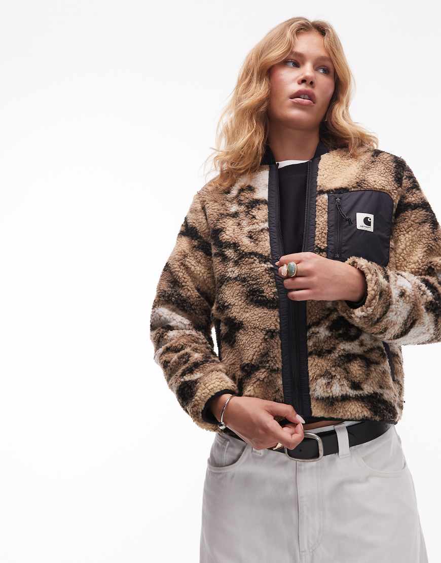 Carhartt WIP - Janet - Leichte Teddyfell-Jacke mit Wild Dog-Military-Muster-Bunt von Carhartt WIP