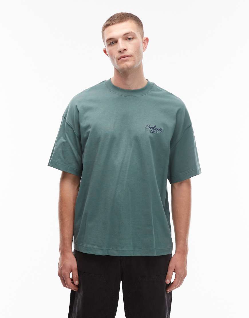 Carhartt WIP - Kastig geschnittenes T-Shirt in verwaschenem Grün mit Schriftzug von Carhartt WIP