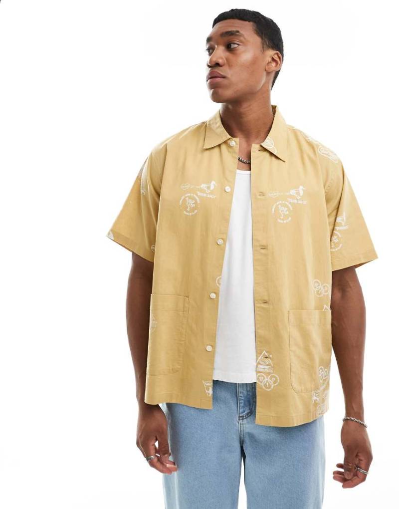 Carhartt WIP - Kurzärmliges Hemd in Sand mit Stempel-Print-Gelb von Carhartt WIP
