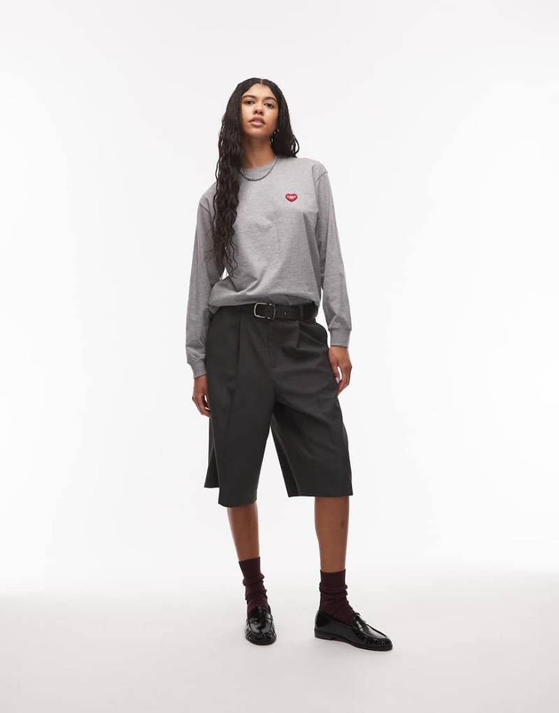 Carhartt WIP - Langärmliges T-Shirt in Grau mit herzförmigem Aufnäher von Carhartt WIP