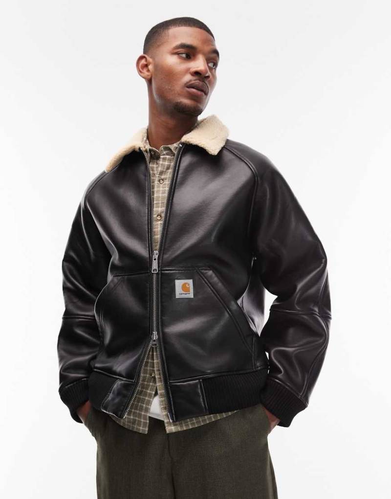 Carhartt WIP - Shepton - Kunstlederjacke in Schwarz mit Teddyfell-Futter von Carhartt WIP
